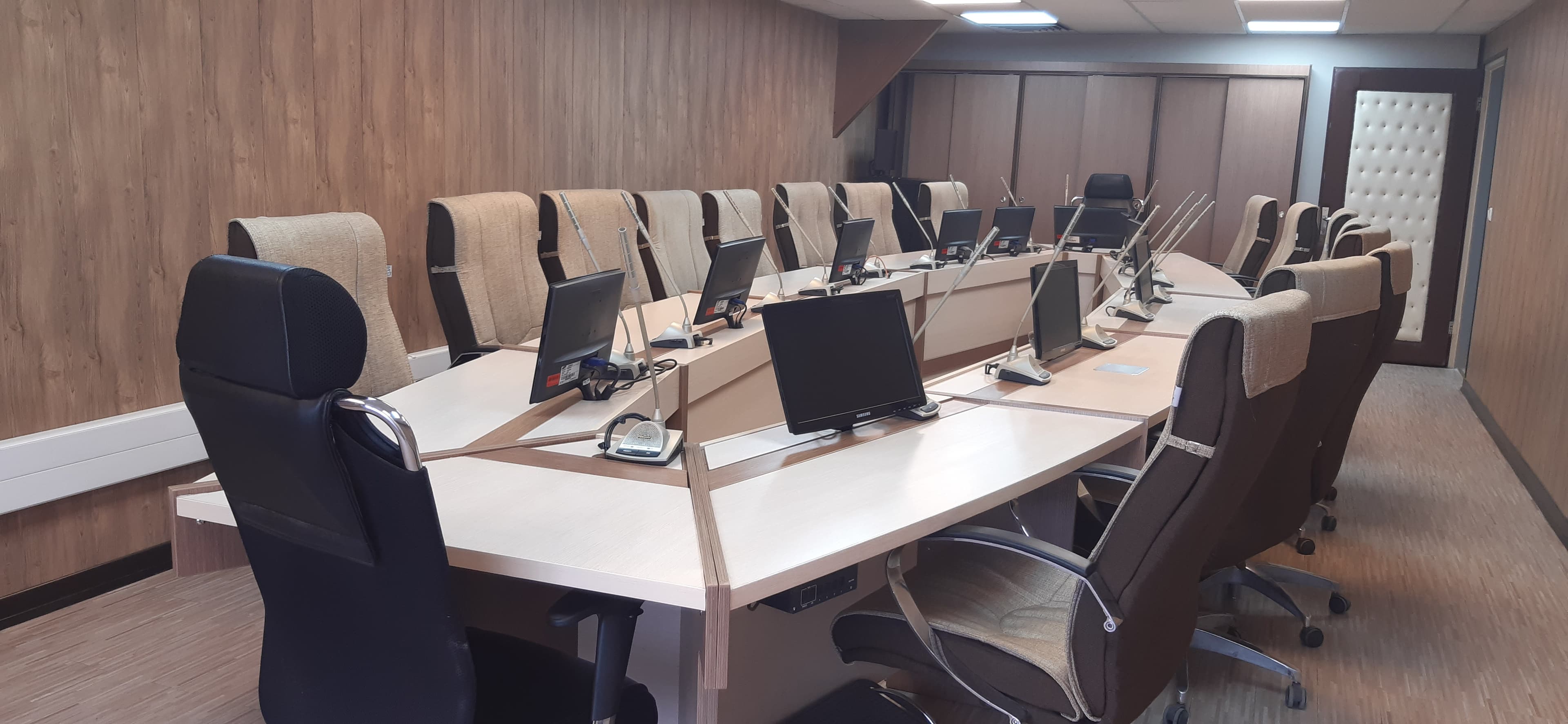 اتاق کنفرانس کارخانه نوآوری های‌وی